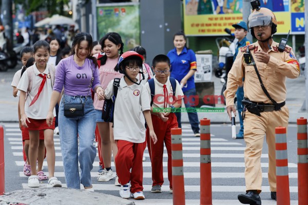 Phóng sự ảnh: Cùng CSGT ‘gỡ rối’ giao thông tại các điểm nóng vào giờ cao điểm