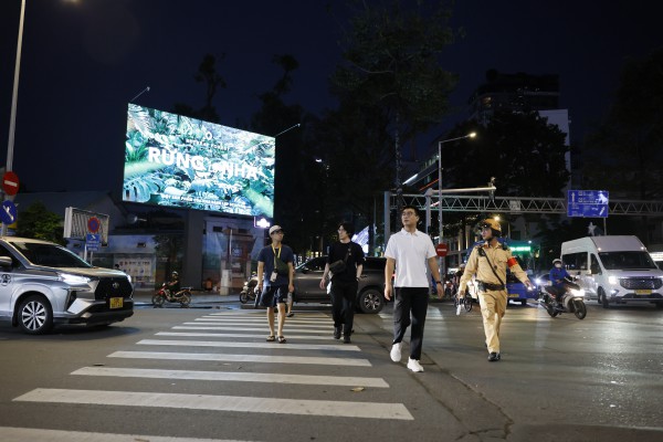 Phóng sự ảnh: Cùng CSGT ‘gỡ rối’ giao thông tại các điểm nóng vào giờ cao điểm