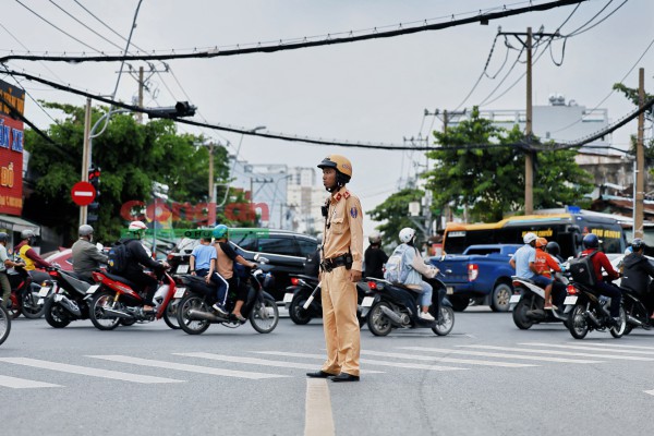 Phóng sự ảnh: Cùng CSGT ‘gỡ rối’ giao thông tại các điểm nóng vào giờ cao điểm