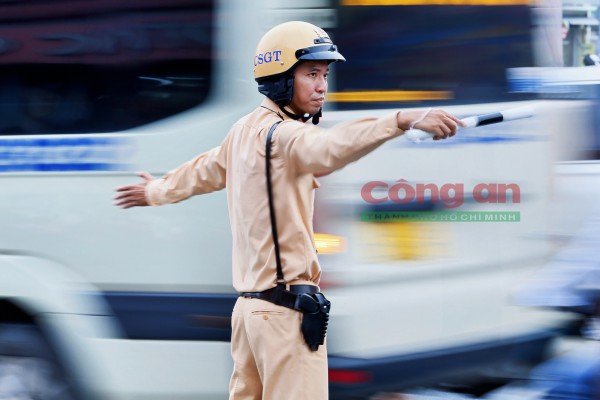 Phóng sự ảnh: Cùng CSGT ‘gỡ rối’ giao thông tại các điểm nóng vào giờ cao điểm