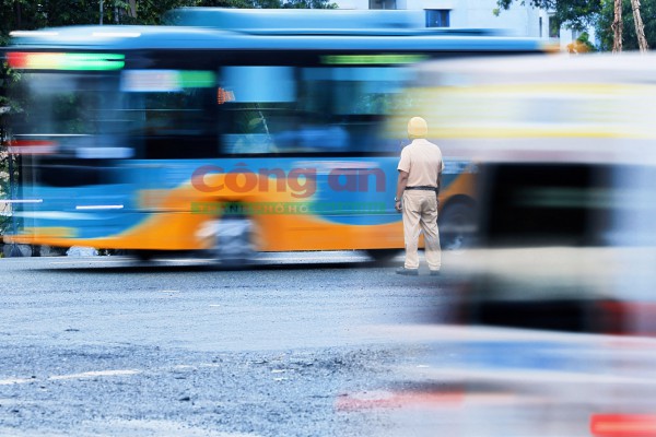 Phóng sự ảnh: Cùng CSGT ‘gỡ rối’ giao thông tại các điểm nóng vào giờ cao điểm