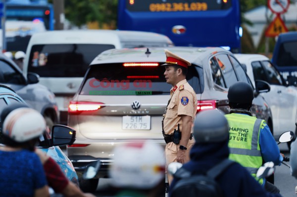 Phóng sự ảnh: Cùng CSGT ‘gỡ rối’ giao thông tại các điểm nóng vào giờ cao điểm