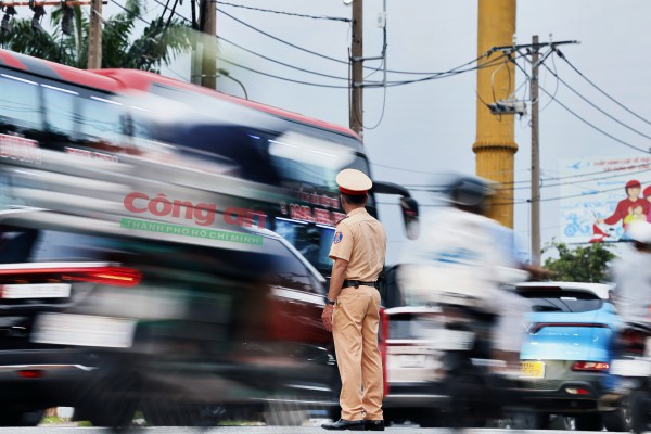 Phóng sự ảnh: Cùng CSGT ‘gỡ rối’ giao thông tại các điểm nóng vào giờ cao điểm