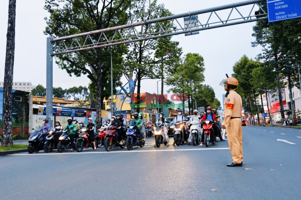 Phóng sự ảnh: Cùng CSGT ‘gỡ rối’ giao thông tại các điểm nóng vào giờ cao điểm
