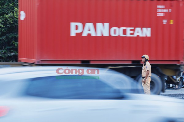 Phóng sự ảnh: Cùng CSGT ‘gỡ rối’ giao thông tại các điểm nóng vào giờ cao điểm