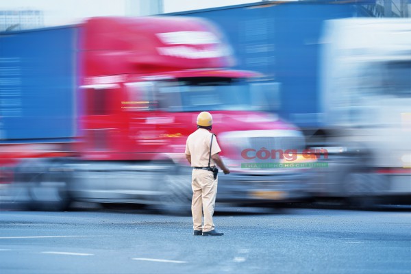 Phóng sự ảnh: Cùng CSGT ‘gỡ rối’ giao thông tại các điểm nóng vào giờ cao điểm