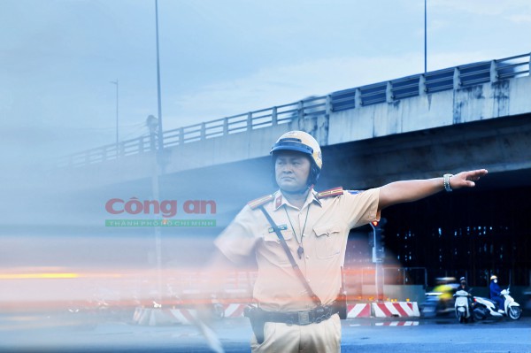 Phóng sự ảnh: Cùng CSGT ‘gỡ rối’ giao thông tại các điểm nóng vào giờ cao điểm