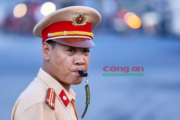 Phóng sự ảnh: Cùng CSGT ‘gỡ rối’ giao thông tại các điểm nóng vào giờ cao điểm