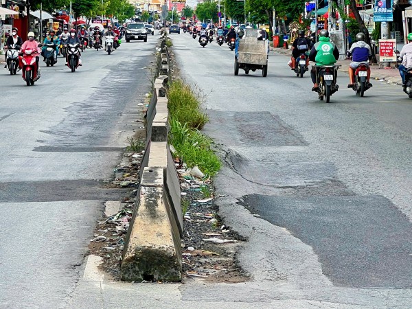 Phóng sự ảnh: Vô số "bẫy ngầm" giăng đầy trên đường Huỳnh Tấn Phát