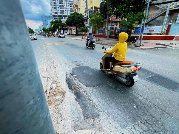 Phóng sự ảnh: Vô số "bẫy ngầm" giăng đầy trên đường Huỳnh Tấn Phát