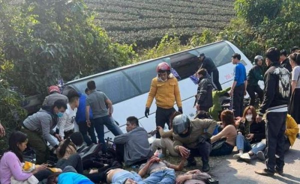 Phú Thọ: Lật xe khách ở đèo Cón, nhiều hành khách bị thương nhẹ