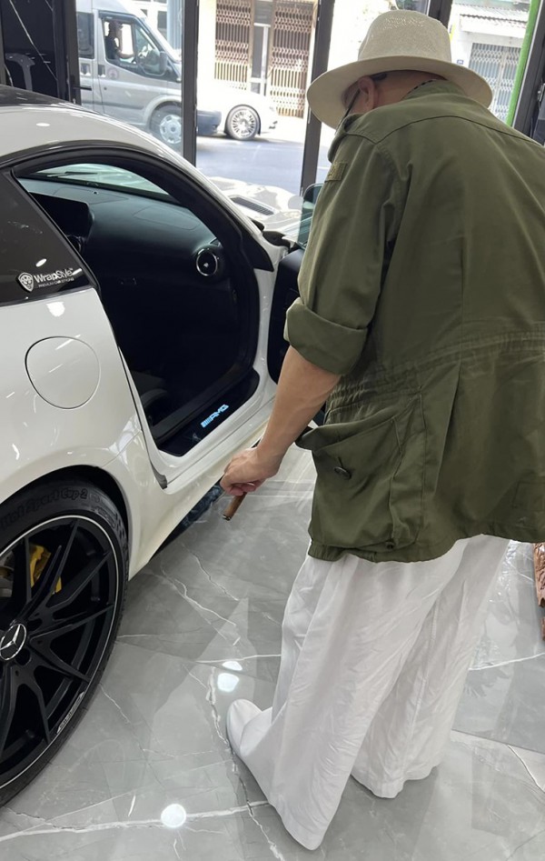 Qua Vũ "chốt đơn" Mercedes-AMG GT R hơn 11 tỷ đồng chỉ sau vài phút xem xe