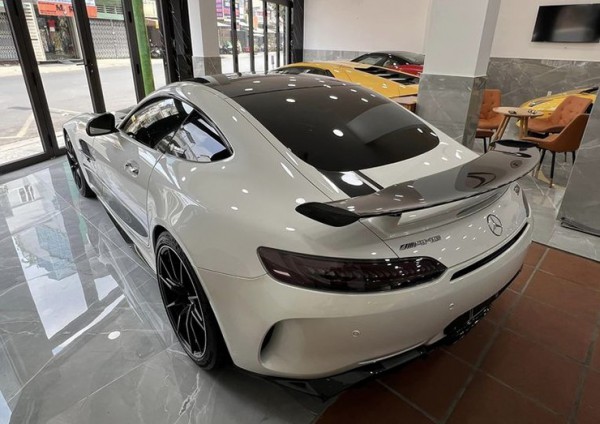 Qua Vũ "chốt đơn" Mercedes-AMG GT R hơn 11 tỷ đồng chỉ sau vài phút xem xe