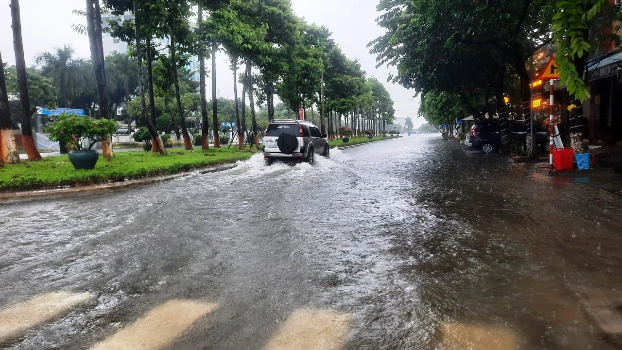 Quảng Nam: Mưa trắng trời, nhiều tuyến đường ở TP.Tam Kỳ biến thành sông
