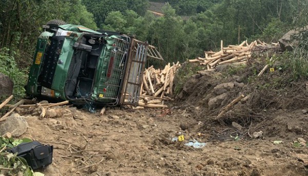 Quảng Ngãi: Lật xe chở gỗ keo, 6 người bị thương trong đó có 2 thai phụ Quảng Ngãi: Lật xe chở gỗ keo, 6 người bị thương trong đó có 2 thai phụ