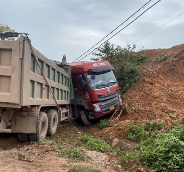 Quảng Ninh: Đầu xe tải chở đất ở huyện Vân Đồn bị bẹp dúm sau vụ tai nạn giao thông
