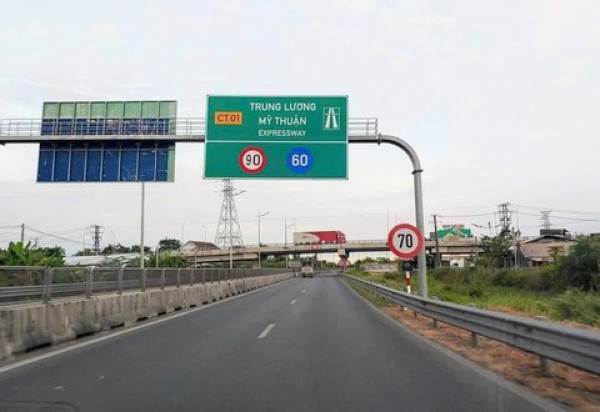 Rất cần đèn chiếu sáng ban đêm trên các tuyến đường cao tốc Rất cần đèn chiếu sáng ban đêm trên các tuyến đường cao tốc