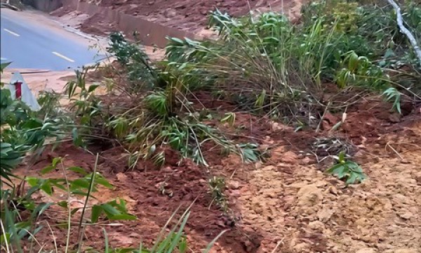 Sạt lở hàng ngàn mét khối đất đá, chia cắt Quốc lộ 24 đoạn qua Măng Đen