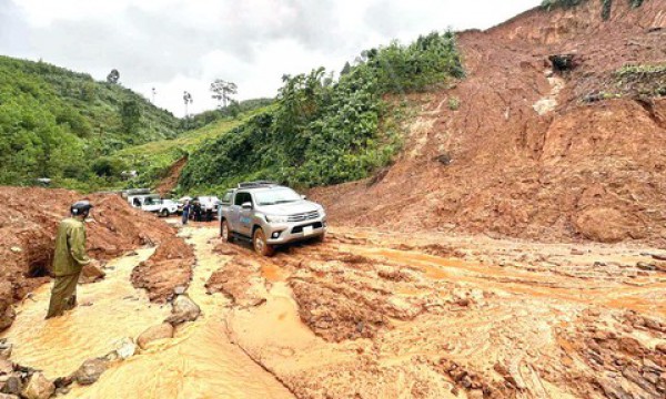 Sạt lở nghiêm trọng trên đường Hồ Chí Minh và Quốc lộ 24 gây chia cắt giao thông Sạt lở nghiêm trọng trên đường Hồ Chí Minh và Quốc lộ 24 gây chia cắt giao thông