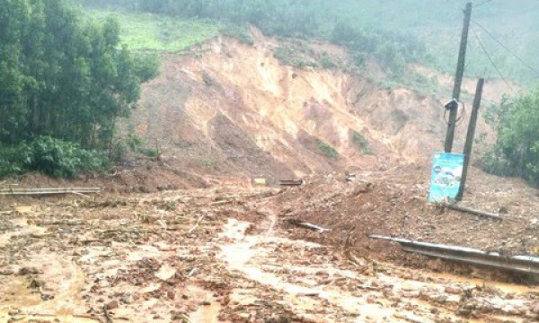 Sạt lở nghiêm trọng trên đường Hồ Chí Minh và Quốc lộ 24 gây chia cắt giao thông Sạt lở nghiêm trọng trên đường Hồ Chí Minh và Quốc lộ 24 gây chia cắt giao thông