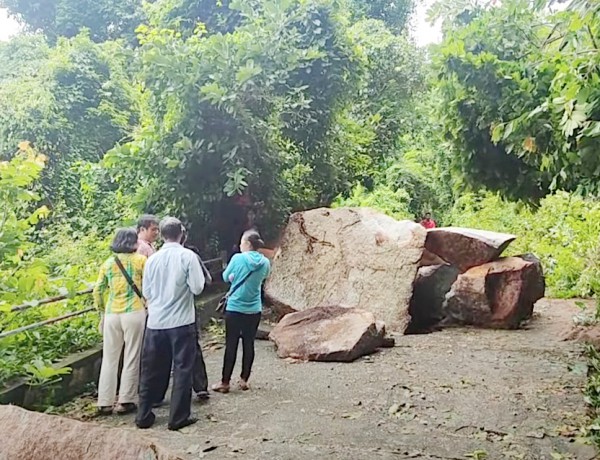 Sạt lở núi Ba Thê, nhiều khối đá nặng cả tấn rơi xuống chắn ngang đường