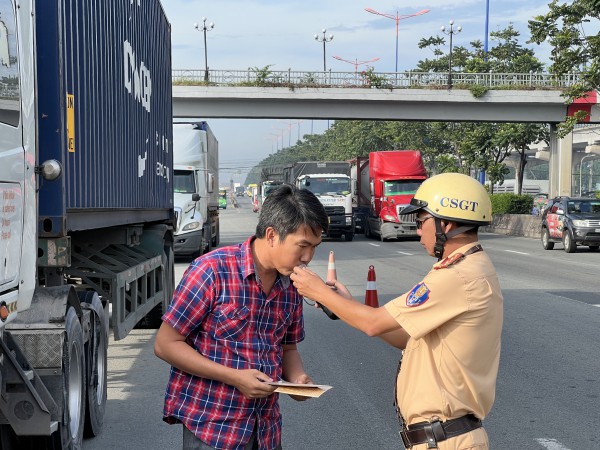 Sau cao điểm, CSGT TPHCM vẫn tiếp tục tăng cường kiểm tra nồng độ cồn