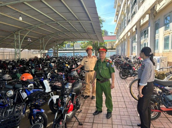 Siết chặt quản lý, xử lý “lò độ” xe quanh trường học Siết chặt quản lý, xử lý “lò độ” xe quanh trường học