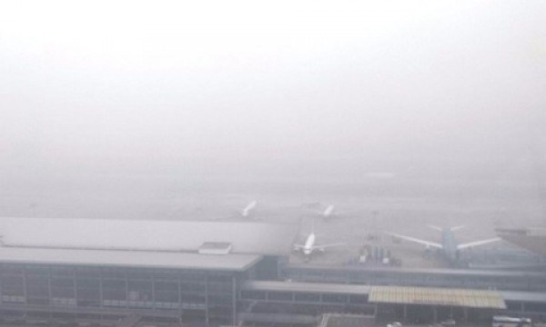 Sương mù dày đặc khiến nhiều chuyến bay bị ảnh hưởng