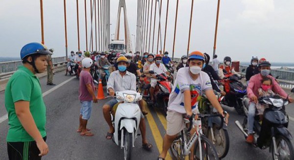 TNGT liên hoàn trên cầu Rạch Miễu khiến 1 phụ nữ tử vong, giao thông tê liệt