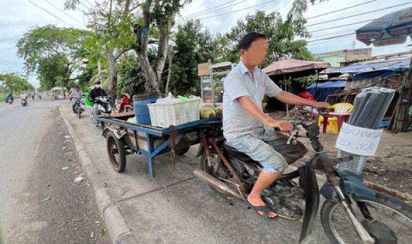 TPHCM: Bát nháo tình trạng chạy xe ngược chiều, leo lề