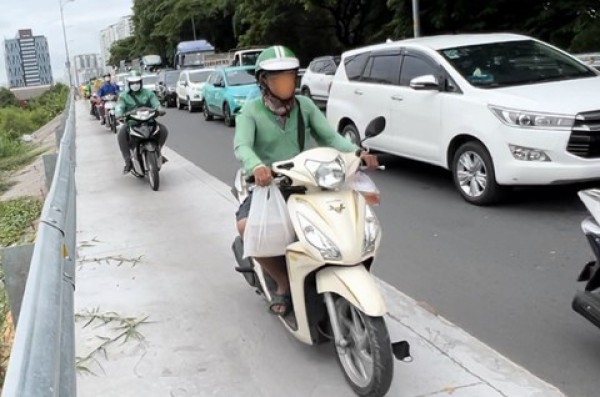 TPHCM: Bát nháo tình trạng chạy xe ngược chiều, leo lề