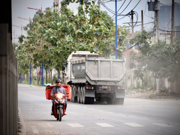 TPHCM: Bụi bay mù mịt ở khu vực vùng ven