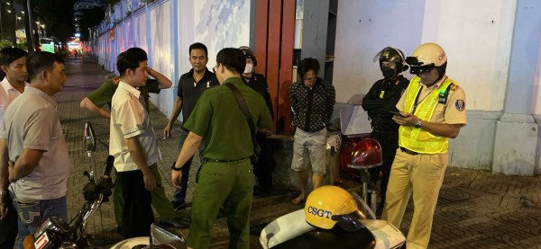 TPHCM: CSGT bắt kẻ nghi trộm xe taxi bỏ chạy gây ra va quẹt giao thông TPHCM: CSGT bắt kẻ nghi trộm xe taxi bỏ chạy gây ra va quẹt giao thông