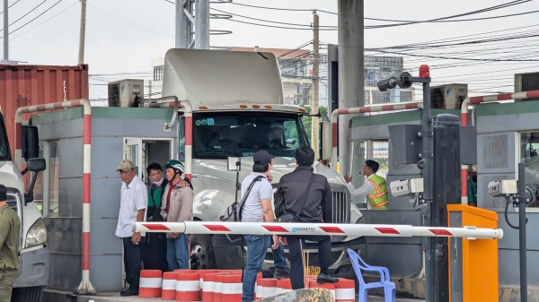 TPHCM: Công an có mặt giữ gìn ANTT, bảo đảm ATGT ngày đầu trạm BOT Phú Hữu thu phí