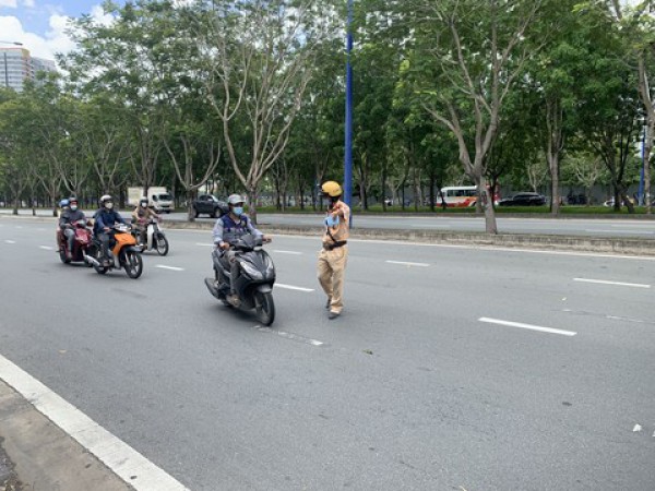 TPHCM: Hàng loạt trường hợp chạy quá tốc độ trên đường Mai Chí Thọ bị xử lý