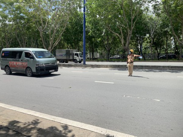 TPHCM: Hàng loạt trường hợp chạy quá tốc độ trên đường Mai Chí Thọ bị xử lý