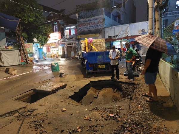 TPHCM: “Hố tử thần” sâu hơn 2 mét xuất hiện trong cơn mưa gây ngập đường