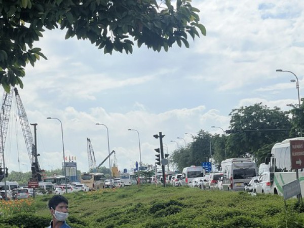 TPHCM: Kẹt xe kinh hoàng ở nút giao thông An Phú