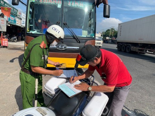 TPHCM: Muốn dẹp xe dù phải thôi “bắt cóc bỏ dĩa”