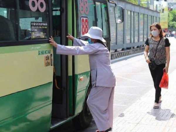 TPHCM: Người cao tuổi được nhận vé xe buýt miễn phí tự động qua CCCD hoặc VNeID