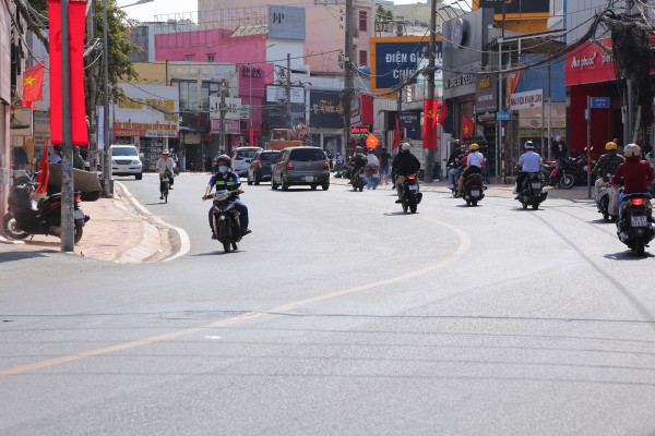 TPHCM: Người dân phấn khởi khi đường Võ Văn Ngân trải nhựa láng bóng, sạch ‘lô cốt’