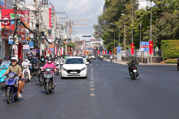 TPHCM: Người dân phấn khởi khi đường Võ Văn Ngân trải nhựa láng bóng, sạch ‘lô cốt’