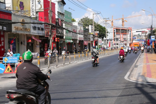 TPHCM: Người dân phấn khởi khi đường Võ Văn Ngân trải nhựa láng bóng, sạch ‘lô cốt’
