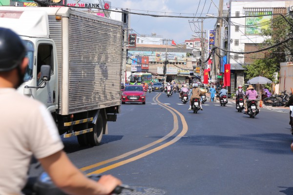 TPHCM: Người dân phấn khởi khi đường Võ Văn Ngân trải nhựa láng bóng, sạch ‘lô cốt’