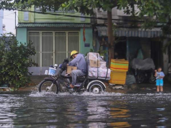 TPHCM: Nhiều nơi ở quận Bình Tân ngập nặng sau cơn mưa chiều