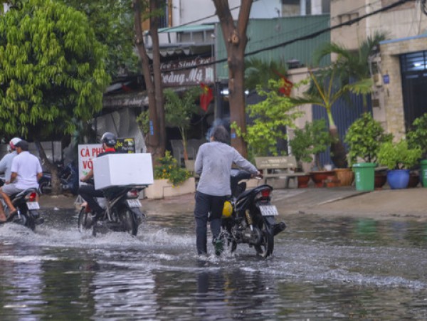 TPHCM: Nhiều nơi ở quận Bình Tân ngập nặng sau cơn mưa chiều