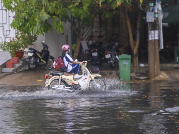 TPHCM: Nhiều nơi ở quận Bình Tân ngập nặng sau cơn mưa chiều