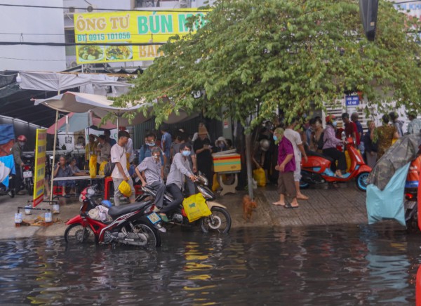 TPHCM: Nhiều nơi ở quận Bình Tân ngập nặng sau cơn mưa chiều