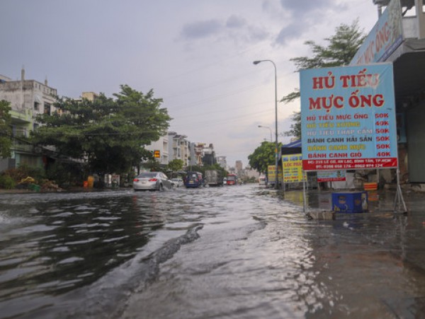 TPHCM: Nhiều nơi ở quận Bình Tân ngập nặng sau cơn mưa chiều