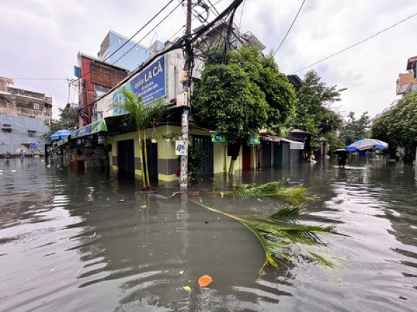 TPHCM: Sau cơn mưa lớn nhiều nơi ngập sâu, người dân vất vả ‘vượt lũ’ về nhà